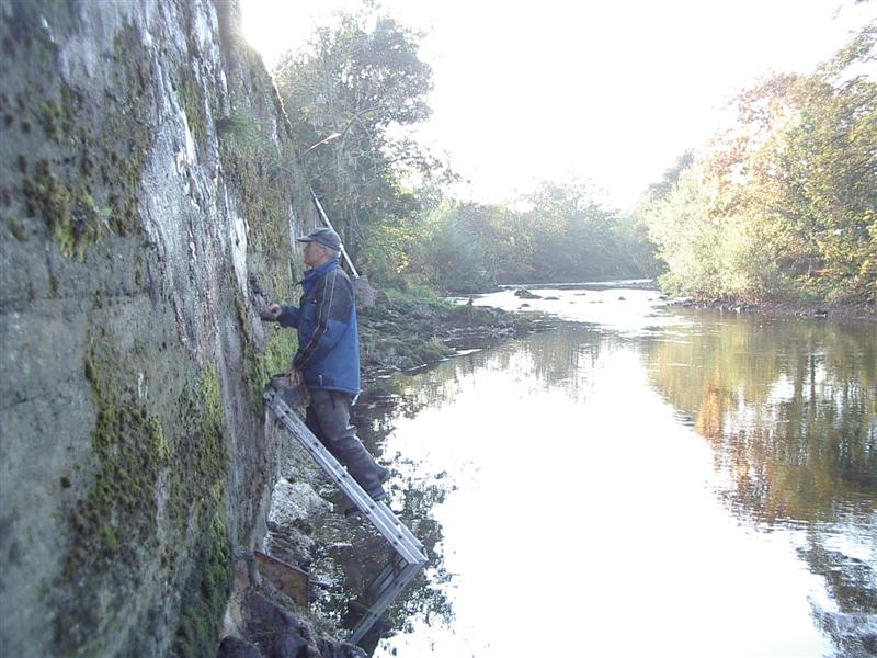 Albert Thompson working on the river bank 067